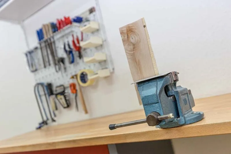 Werkstatt mit Werkzeug für handwerkliche Therapie