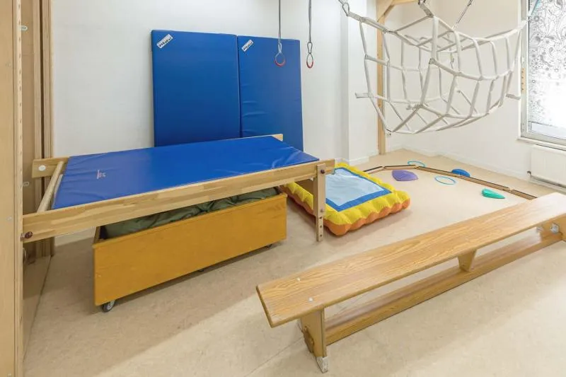 Kinderbereich mit Turnmatten und Klettergerüst